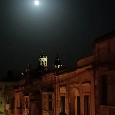 Full Moon Apartment *